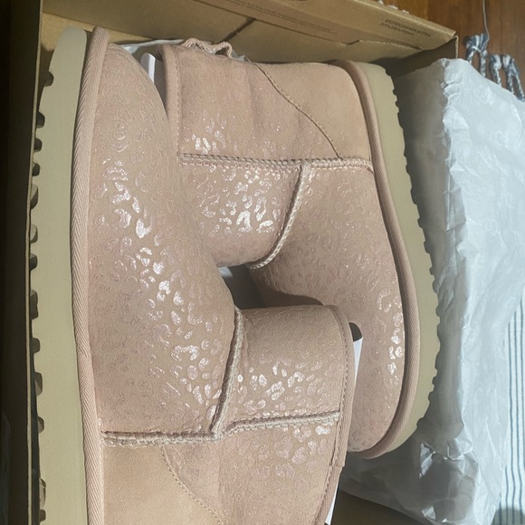 W Classic Mini Snow Leopard Ugg Boots - Picture 3 of 4